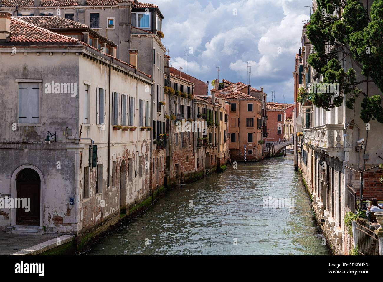 Rue étroite de Venise, canal. Bateaux sur l'eau, scène atmosphérique de la vieille ville, idéal pour les voyages, l'architecture et la photographie de rue. Banque D'Images