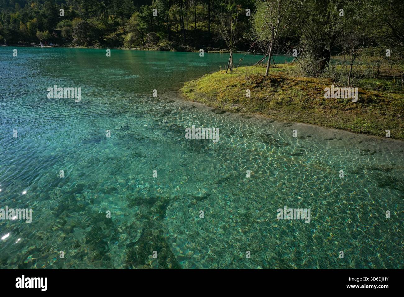 Lijiang, Chine - 14 octobre 2025 : la vue panoramique de Blue Moon Valley avec une eau bleu turquoise. Banque D'Images