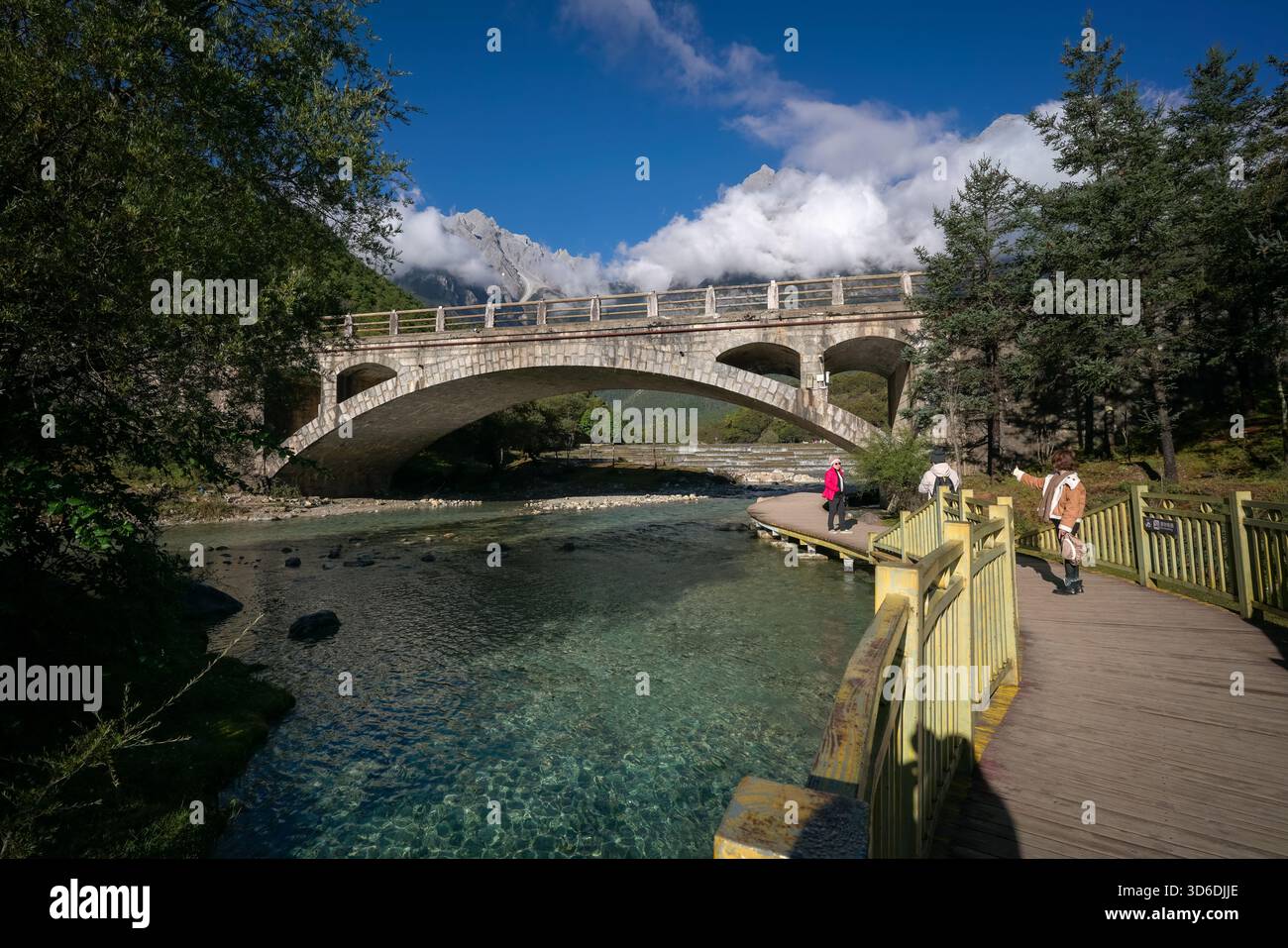 Lijiang, Chine - 14 octobre 2025 : la vue panoramique de Blue Moon Valley avec une eau bleu turquoise. Banque D'Images