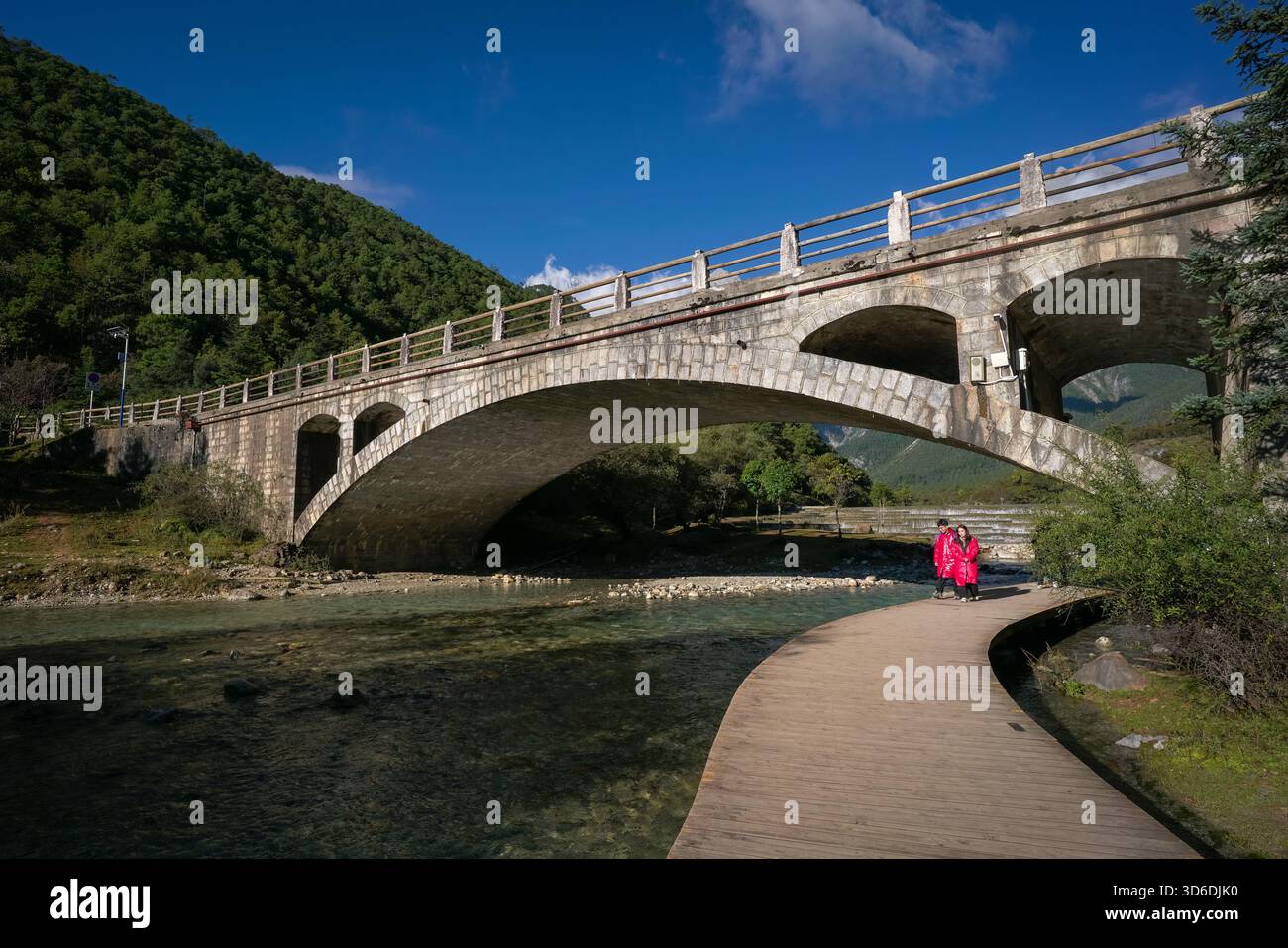 Lijiang, Chine - 14 octobre 2025 : la vue panoramique de Blue Moon Valley avec une eau bleu turquoise. Banque D'Images