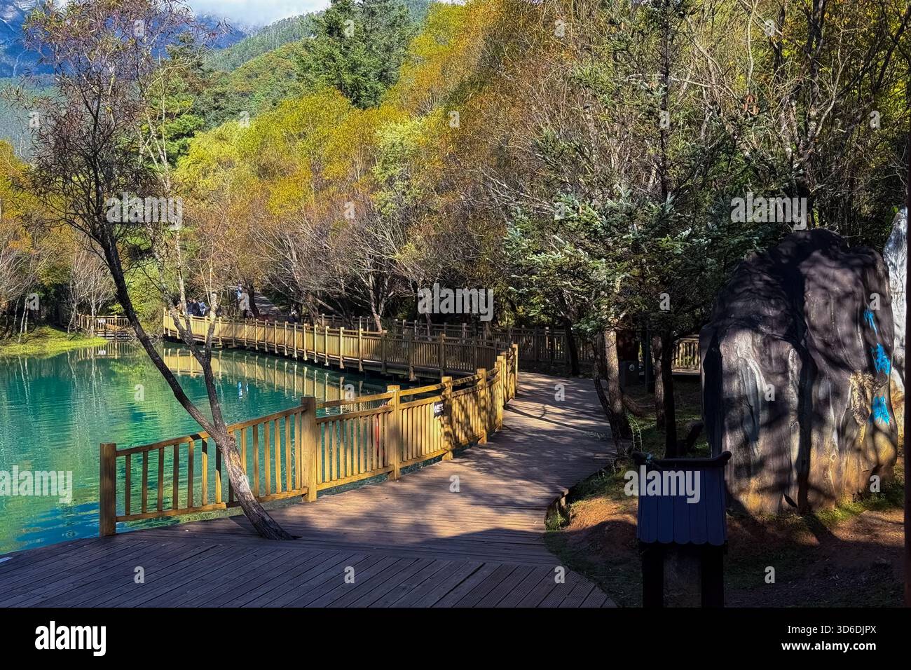 Lijiang, Chine - 14 octobre 2025 : la vue panoramique de Blue Moon Valley avec une eau bleu turquoise. Banque D'Images