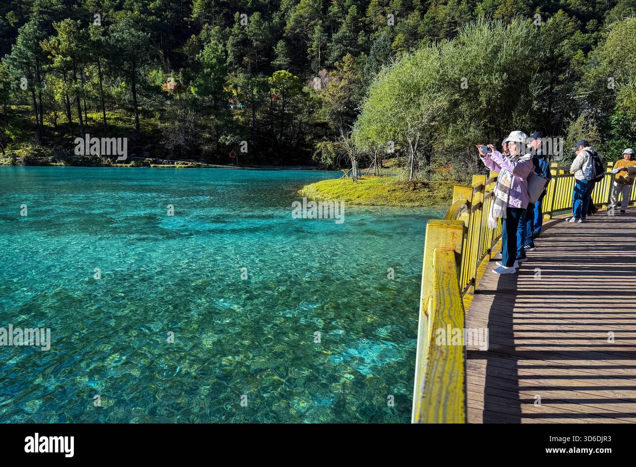 Lijiang, Chine - 14 octobre 2025 : la vue panoramique de Blue Moon Valley avec une eau bleu turquoise. Banque D'Images