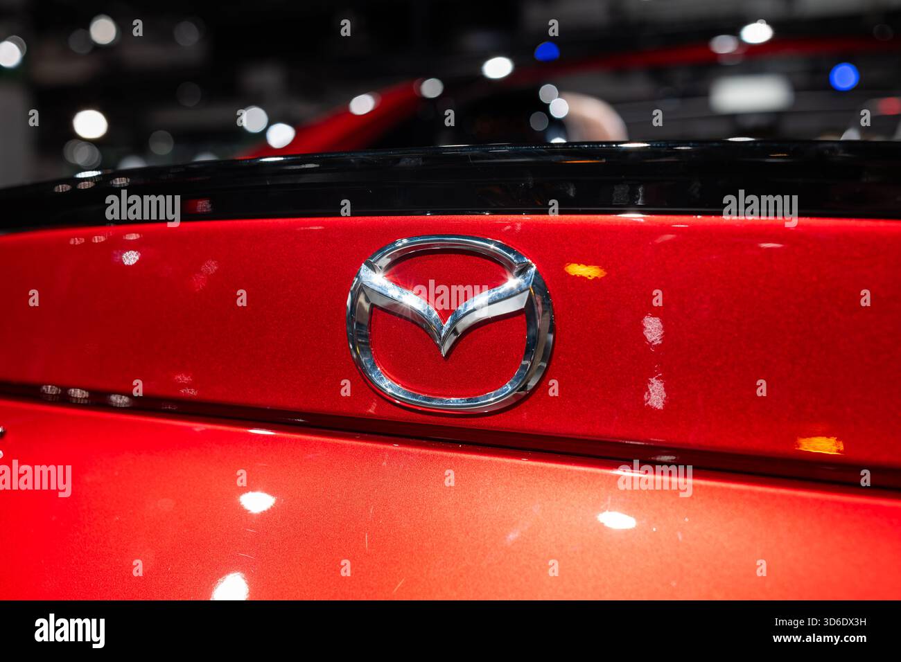 Salon de l'auto de Zurich, Suisse, 31 octobre 2025. Logo ou emblème Mazda chromé à l'arrière ou sur le coffre d'une nouvelle Mazda 2 lors d'un salon automobile. Gros plan, Banque D'Images