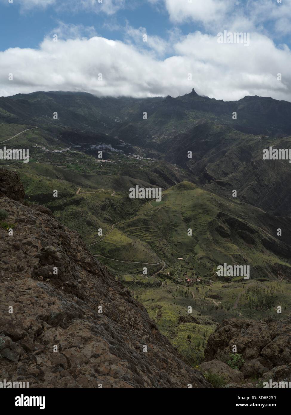 Vue sur le paysage de montagne, le village Tejeda et Roque Nublo au loin, Gran Canaria, îles Canaries, Espagne. Banque D'Images