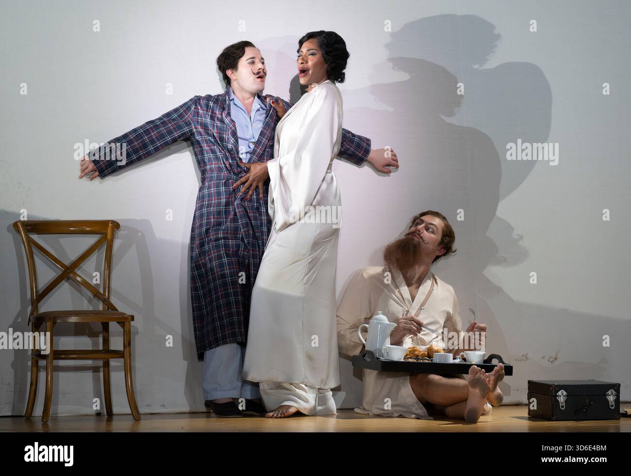 English National Opera, London Coliseum, Royaume-Uni. 17 novembre 2025. Répétition complète de Partenope de Haendel, un opéra en trois actes. Situé dans un salon parisien des années 1920, Christopher Alden produit des soirées et des cocktails non-stop s'inspire des artistes surréalistes de l'époque, dont Salvador Dali et Man Ray, le personnage d'Emilio étant basé sur Man Ray lui-même. Image : Partenope joué par Nardus Williams. Crédit : Malcolm Park/Alamy Banque D'Images