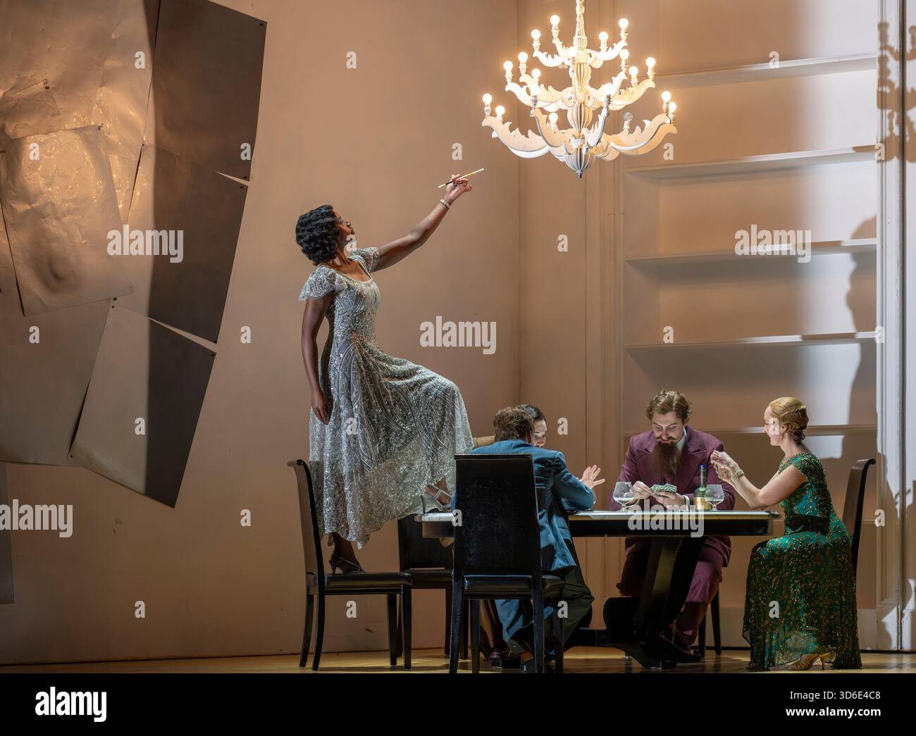 English National Opera, London Coliseum, Royaume-Uni. 17 novembre 2025. Répétition complète de Partenope de Haendel, un opéra en trois actes. Situé dans un salon parisien des années 1920, Christopher Alden produit des soirées et des cocktails non-stop s'inspire des artistes surréalistes de l'époque, dont Salvador Dali et Man Ray, le personnage d'Emilio étant basé sur Man Ray lui-même. Image : Partenope joué par Nardus Williams. Crédit : Malcolm Park/Alamy Banque D'Images