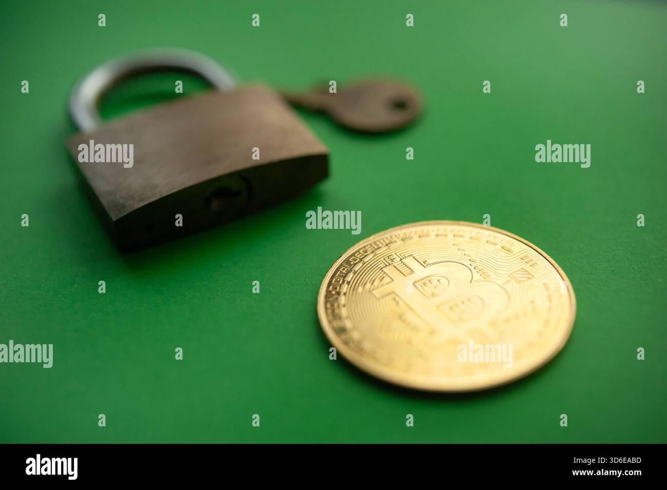 Coin Golden Bitcoin à côté du cadenas et de la clé symbolisant la sécurité dans la crypto-monnaie et les actifs numériques Banque D'Images