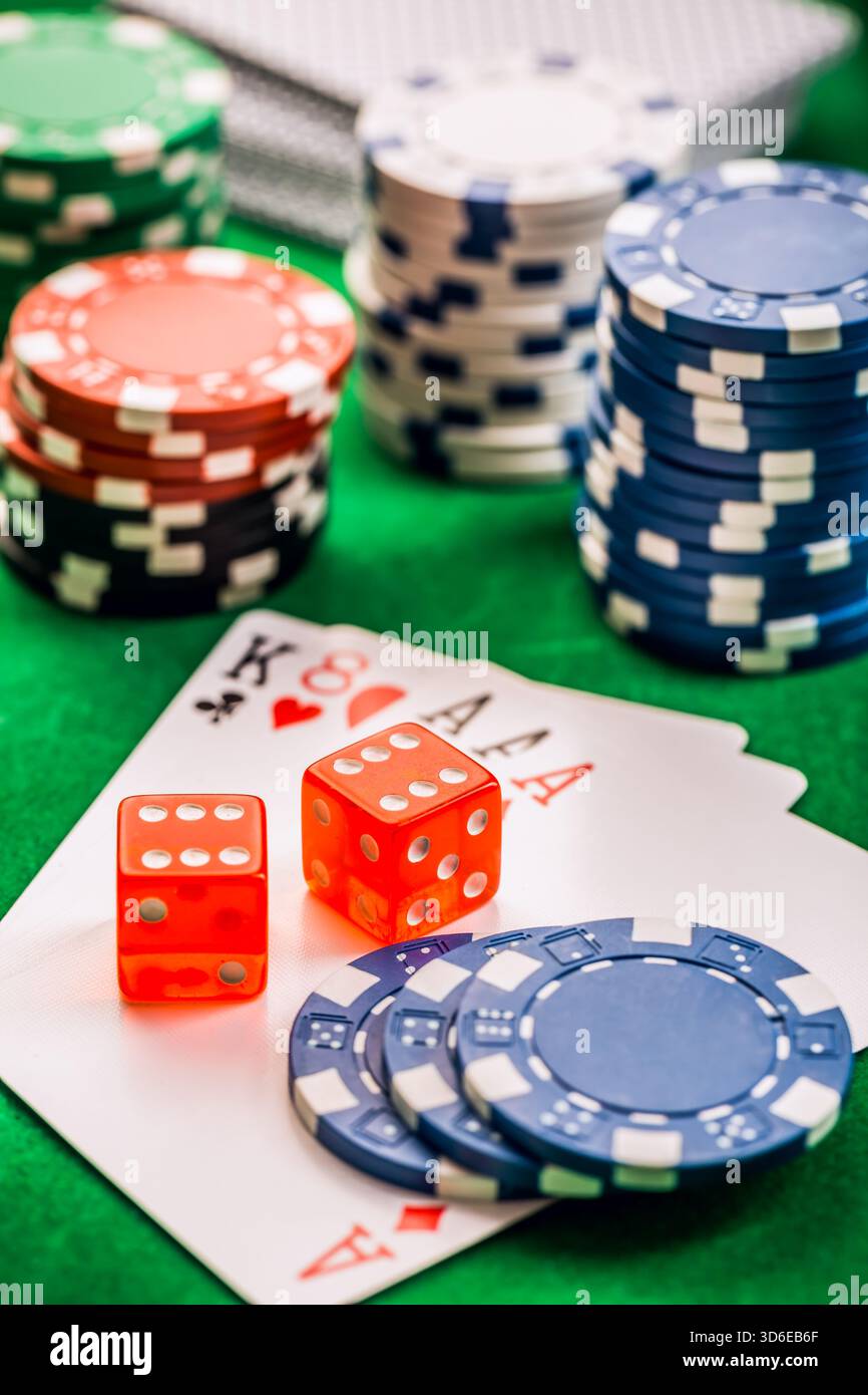 Pile de jetons et de cartes sur une table - concept de jeu de poker Banque D'Images