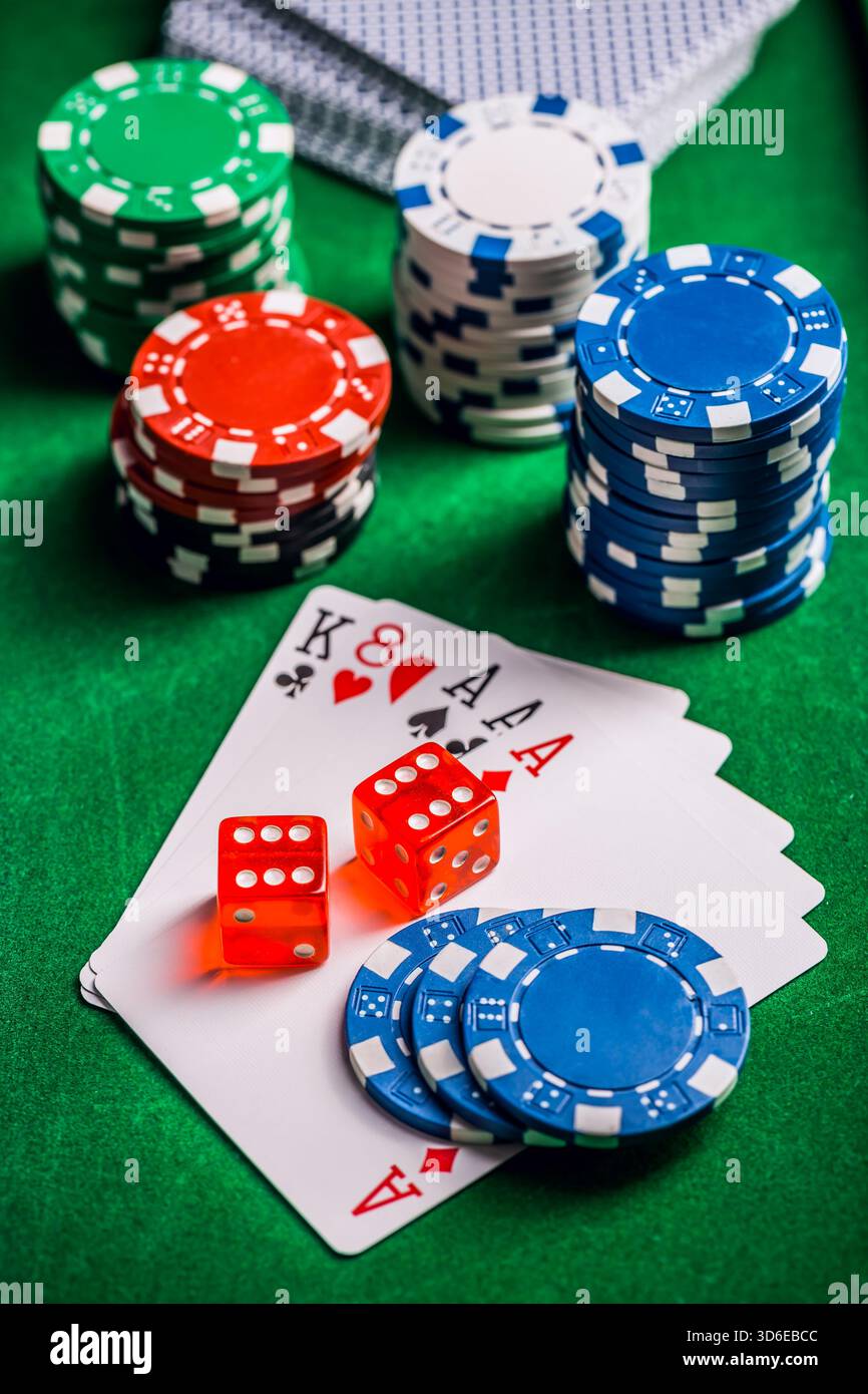 Pile de jetons et de cartes sur une table - concept de jeu de poker Banque D'Images