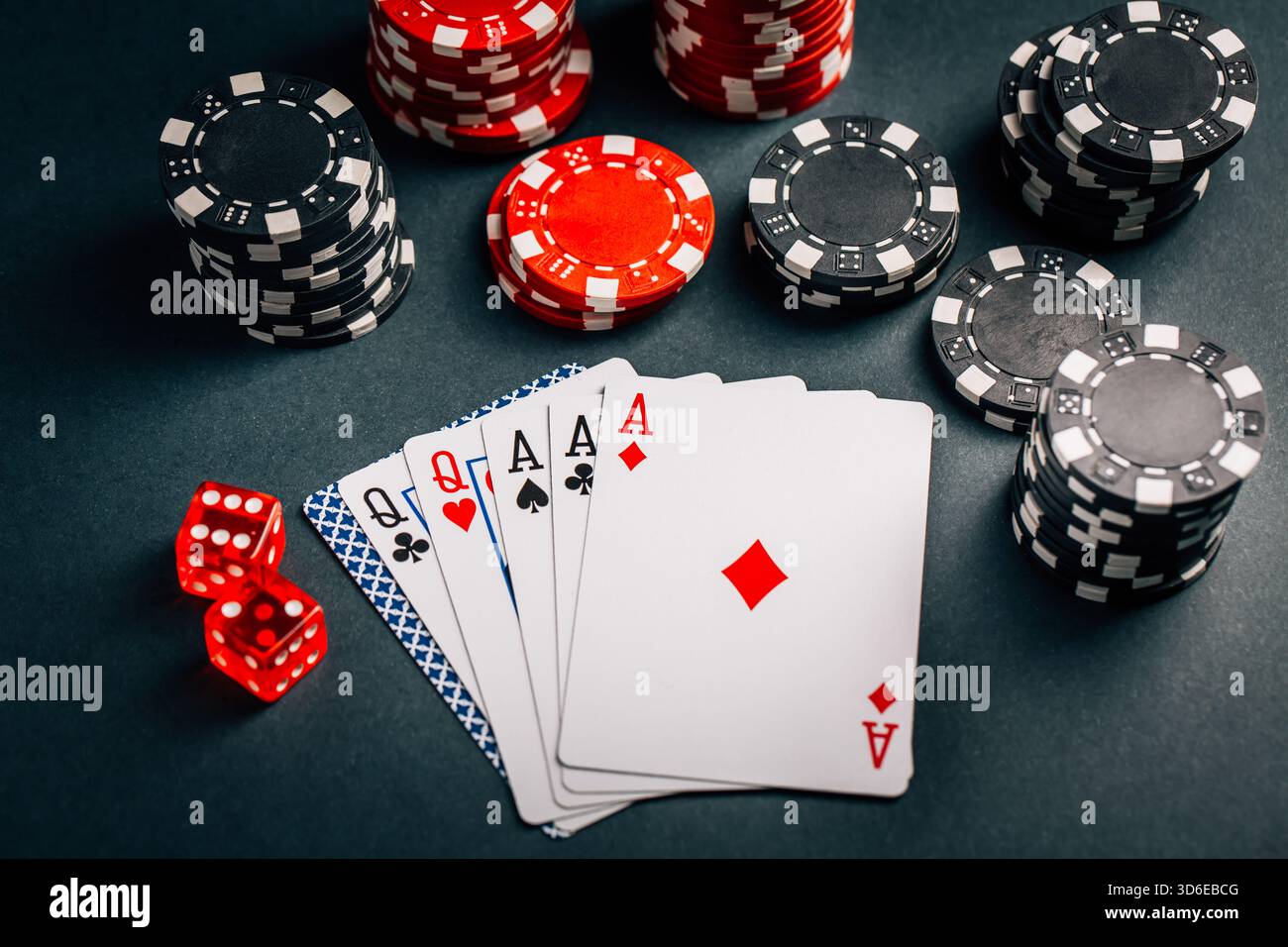 Pile de jetons et de cartes sur une table - concept de jeu de poker Banque D'Images