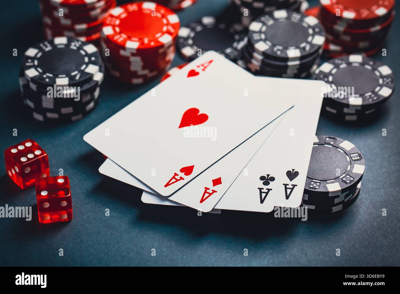 Pile de jetons et de cartes sur une table - concept de jeu de poker Banque D'Images