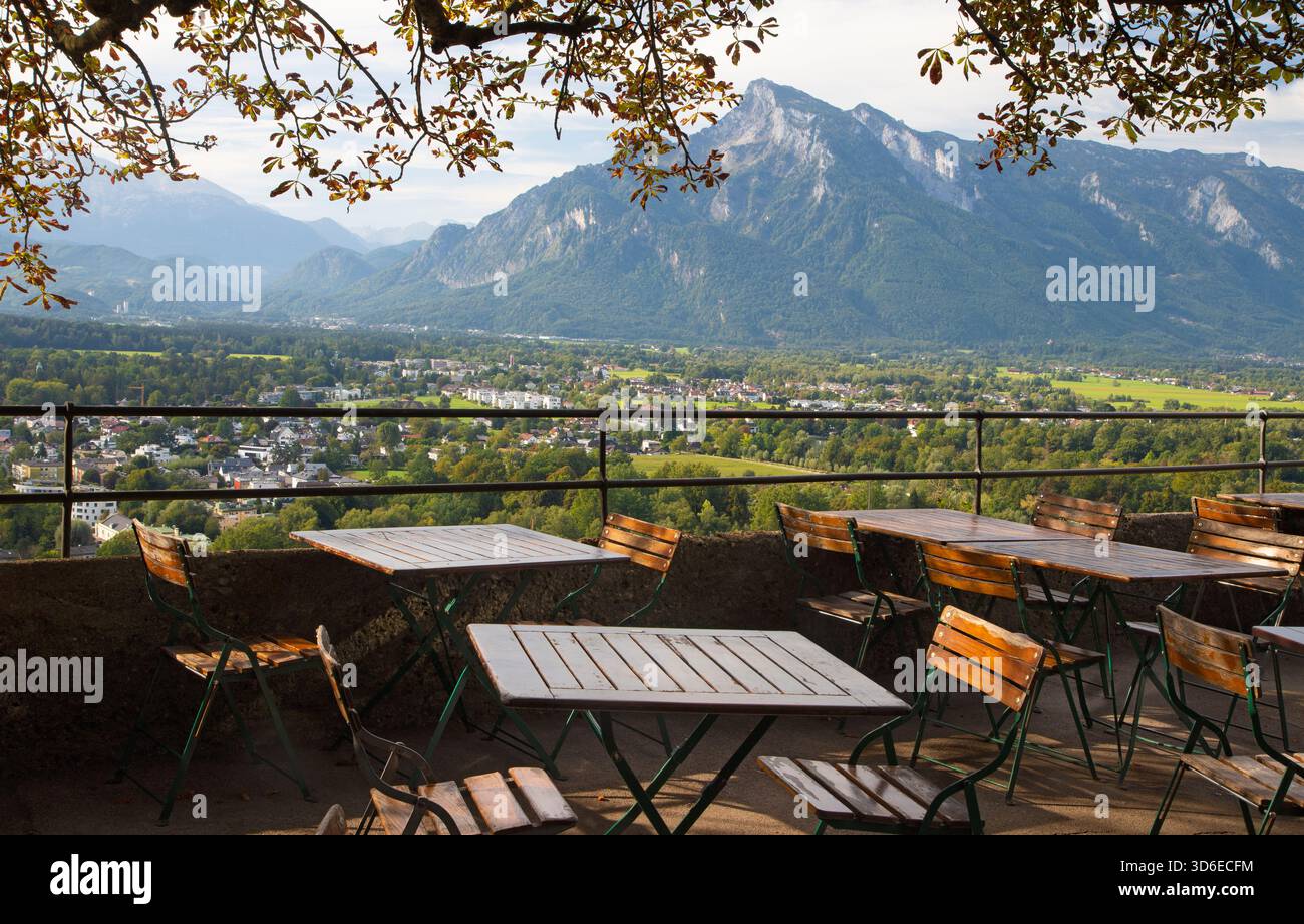 Salzbourg - la vue du château Hohensalzburg aux alpes. Banque D'Images