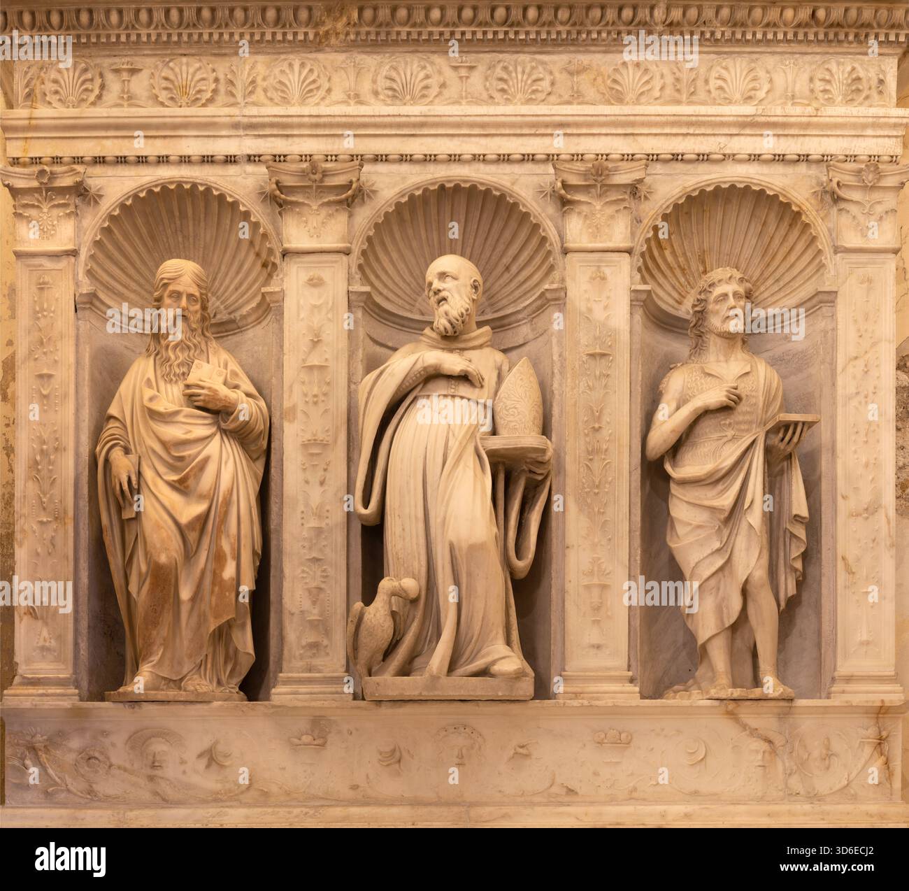 AMALFI, ITALIE - 3 OCTOBRE 2025 : la statue de marbre renaissance de réunissant Jean l'Evangéliste, nécessitant Benedict et réunissant Jean le Baptiste dans Duomo par inconnu Banque D'Images