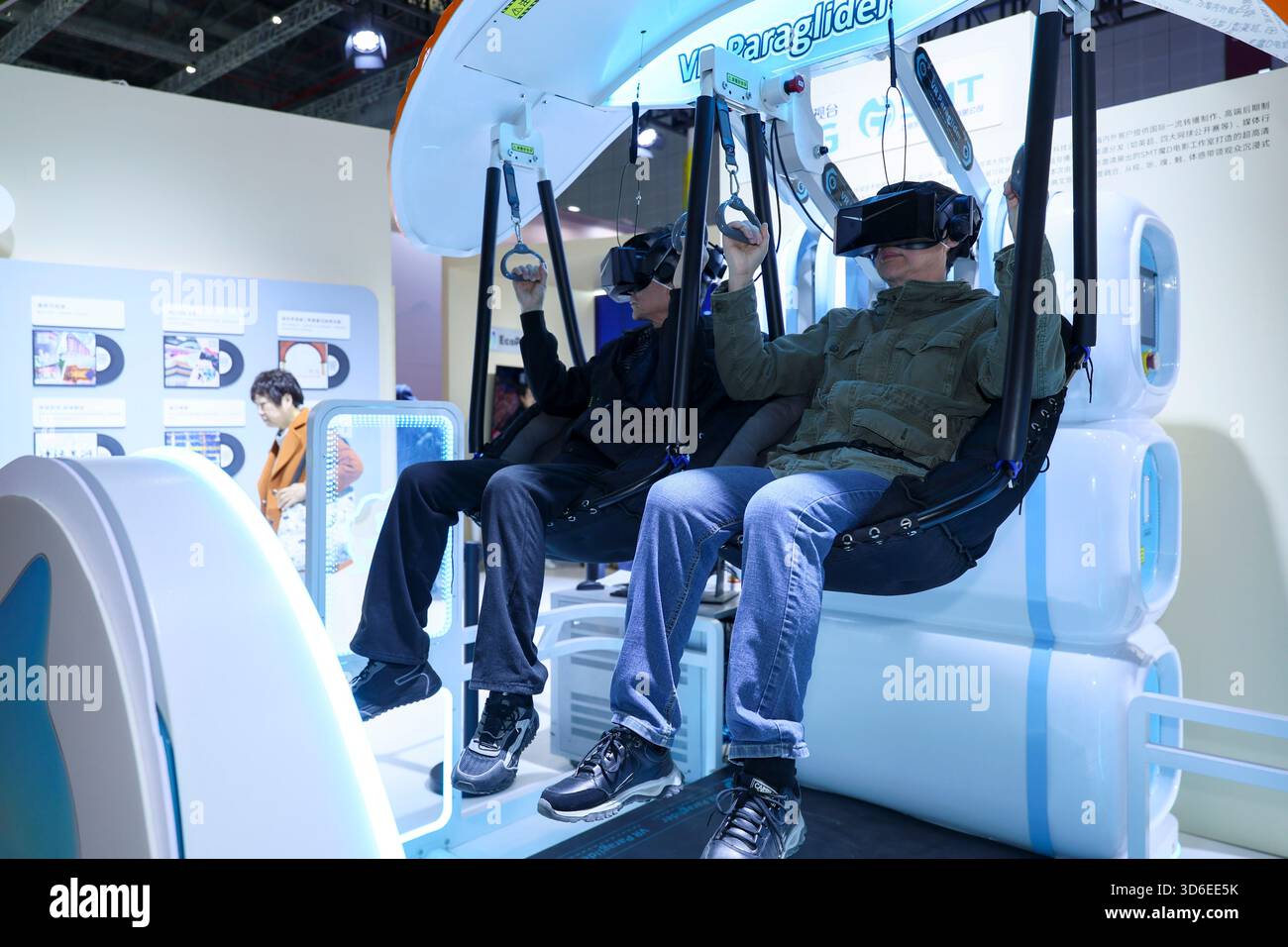 Shanghai. 20 novembre 2025. Les visiteurs essaient des appareils VR dans une zone d'exposition de Shanghai lors de la 6ème exposition des industries culturelles internationales du delta du fleuve Yangtsé à Shanghai, dans l'est de la Chine, le 20 novembre 2025. Couvrant une superficie de 80 000 mètres carrés, l'expo a débuté jeudi à Shanghai, avec plus de 1 500 exposants participants. Crédit : Wang Xiang/Xinhua/Alamy Live News Banque D'Images