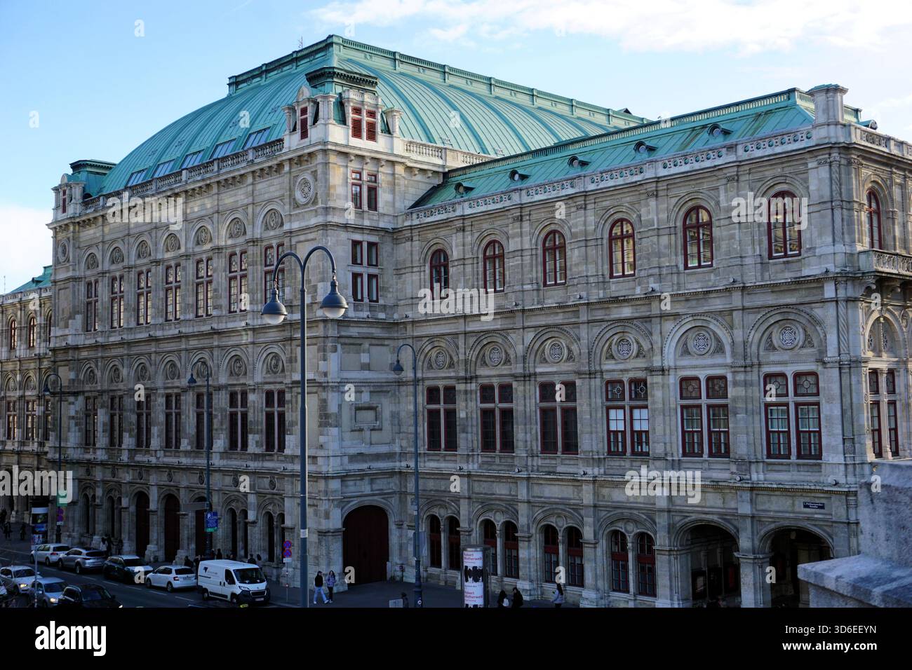 L'Opéra d'État de Vienne (Wiener Staatsoper) est un opéra historique et une salle de concert historique à Vienne, en Autriche ; vue sur la rue par une journée d'hiver ensoleillée. Banque D'Images