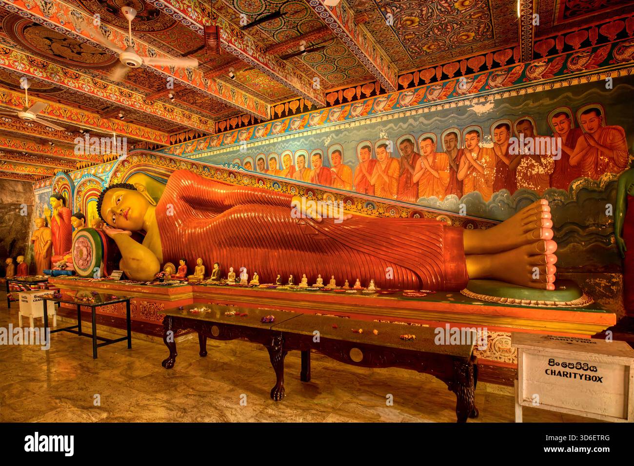 Statue de Bouddha couchée dans le temple Isurumuniya Rajamaha Viharaya, Anuradhapura, Sri Lanka Banque D'Images
