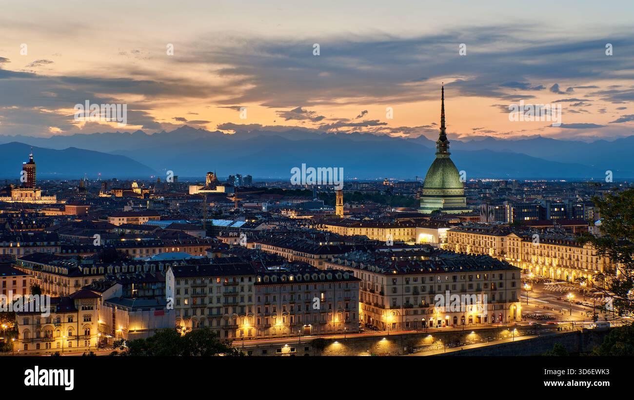 Horizon de Turin depuis le balcon Giusto Gervasutti au coucher du soleil avec la mole Antonelliana s'élevant au-dessus d'élégants blocs de la ville avec des lumières chaudes qui brillent Banque D'Images
