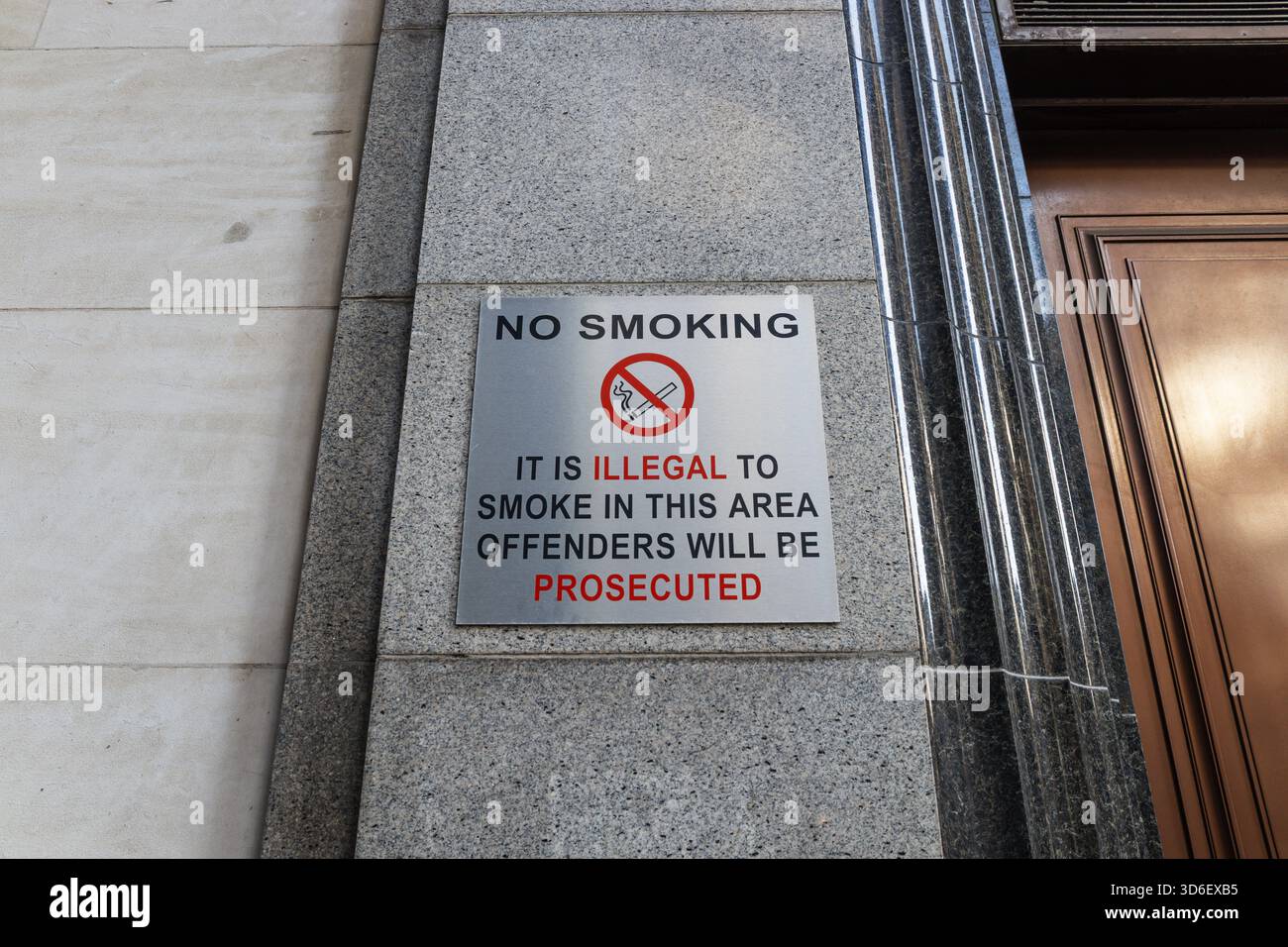Panneau « interdiction de fumer » sur le mur de pierre – avertissement légal « interdiction de fumer » à l'entrée du bâtiment Banque D'Images