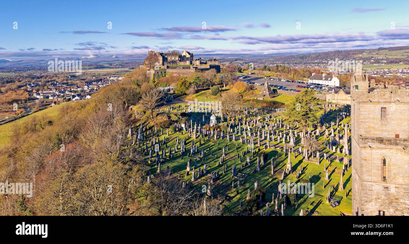 Château de Stirling Écosse la forteresse et la vue sur l'église Holy rude Tower cimetières aux collines lointaines couvertes de neige Banque D'Images