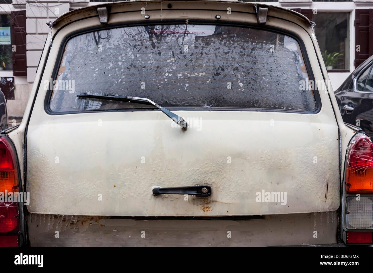 Budapest, Hongrie - 28 juillet 2015 : une voiture Trabant de l'ère soviétique garée près de l'église de nouveaux Matthias Banque D'Images