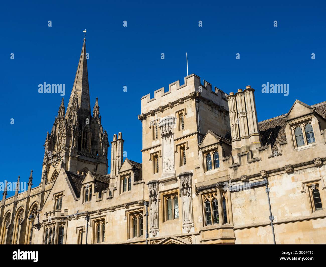 All Souls College (R), et la flèche de l'église universitaire de St Mary the Virgin (l), Université d'Oxford, Oxford, Oxfordshire, Angleterre, UK, GB. Banque D'Images