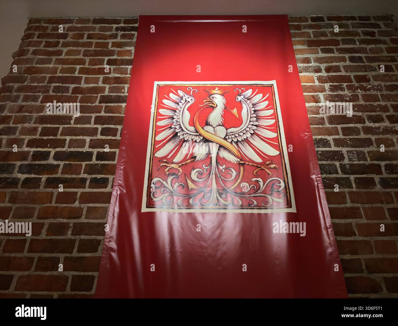 Les espaces intérieurs du château de Malbork, en Pologne, comprennent un réfectoire voûté radial, une maison capitulaire avec portail médiéval et une église restaurée dédiée à Virgi Banque D'Images