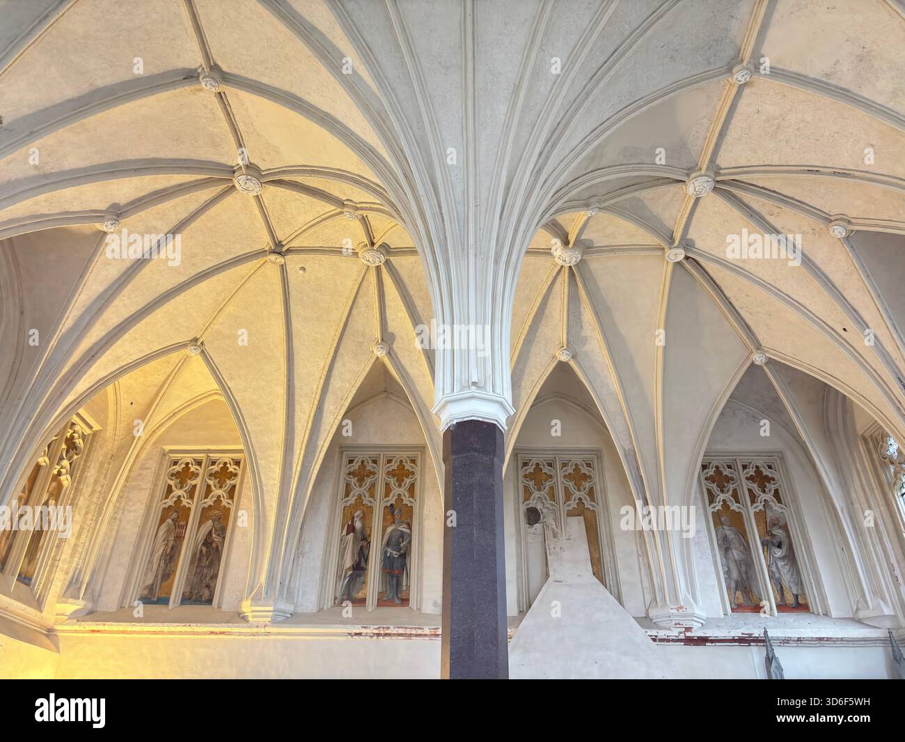 Les espaces intérieurs du château de Malbork, en Pologne, comprennent un réfectoire voûté radial, une maison capitulaire avec portail médiéval et une église restaurée dédiée à Virgi Banque D'Images