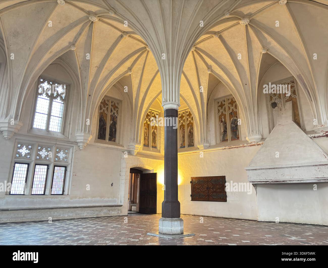 Les espaces intérieurs du château de Malbork, en Pologne, comprennent un réfectoire voûté radial, une maison capitulaire avec portail médiéval et une église restaurée dédiée à Virgi Banque D'Images
