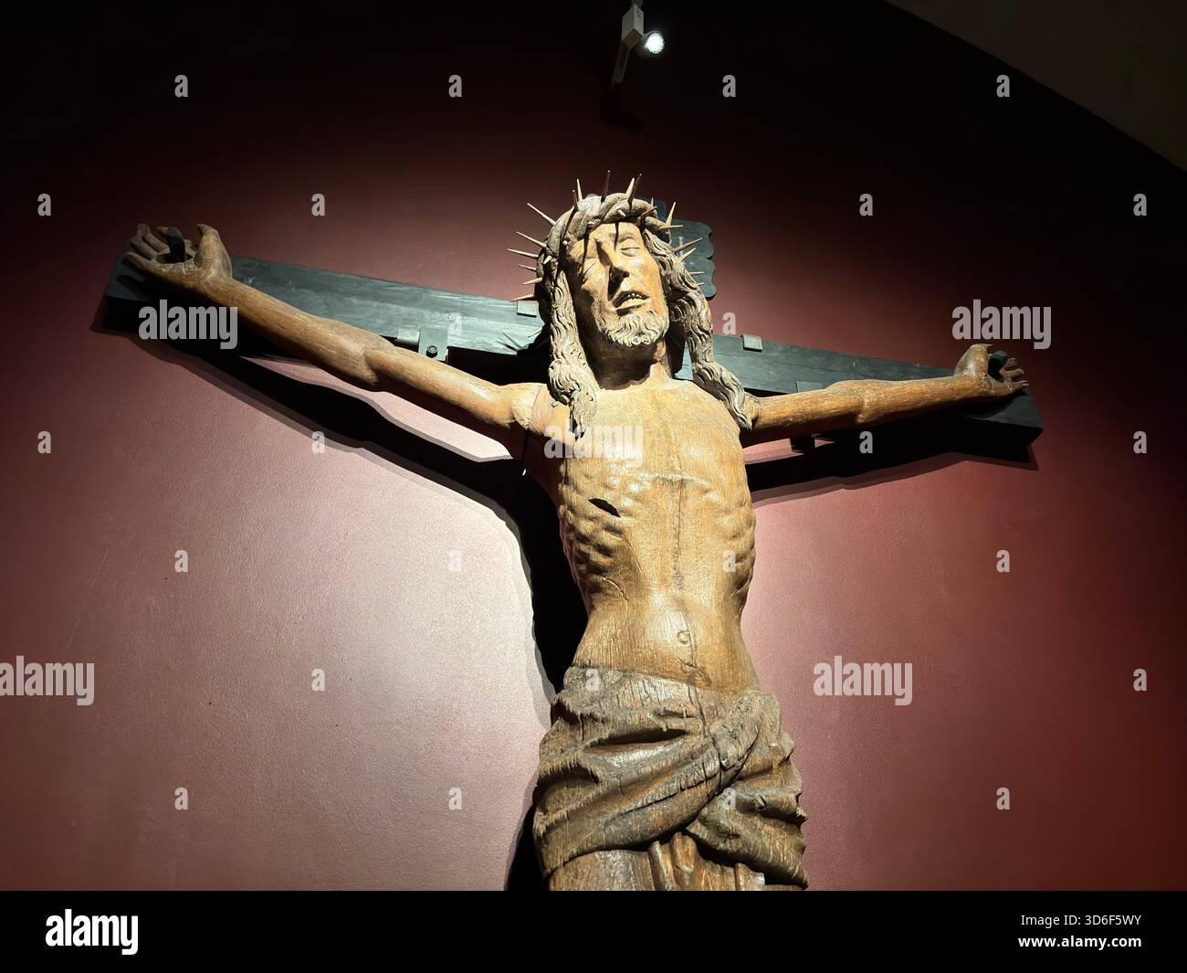 Les espaces intérieurs du château de Malbork, en Pologne, comprennent un réfectoire voûté radial, une maison capitulaire avec portail médiéval et une église restaurée dédiée à Virgi Banque D'Images