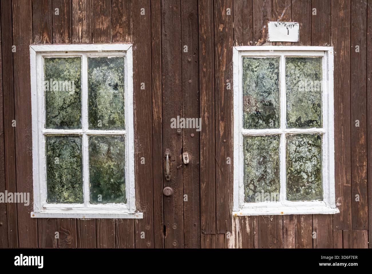 Fenêtres dans les portes en bois, Porthdinllaen, Lleyn Peninsula, pays de Galles, Royaume-Uni Banque D'Images