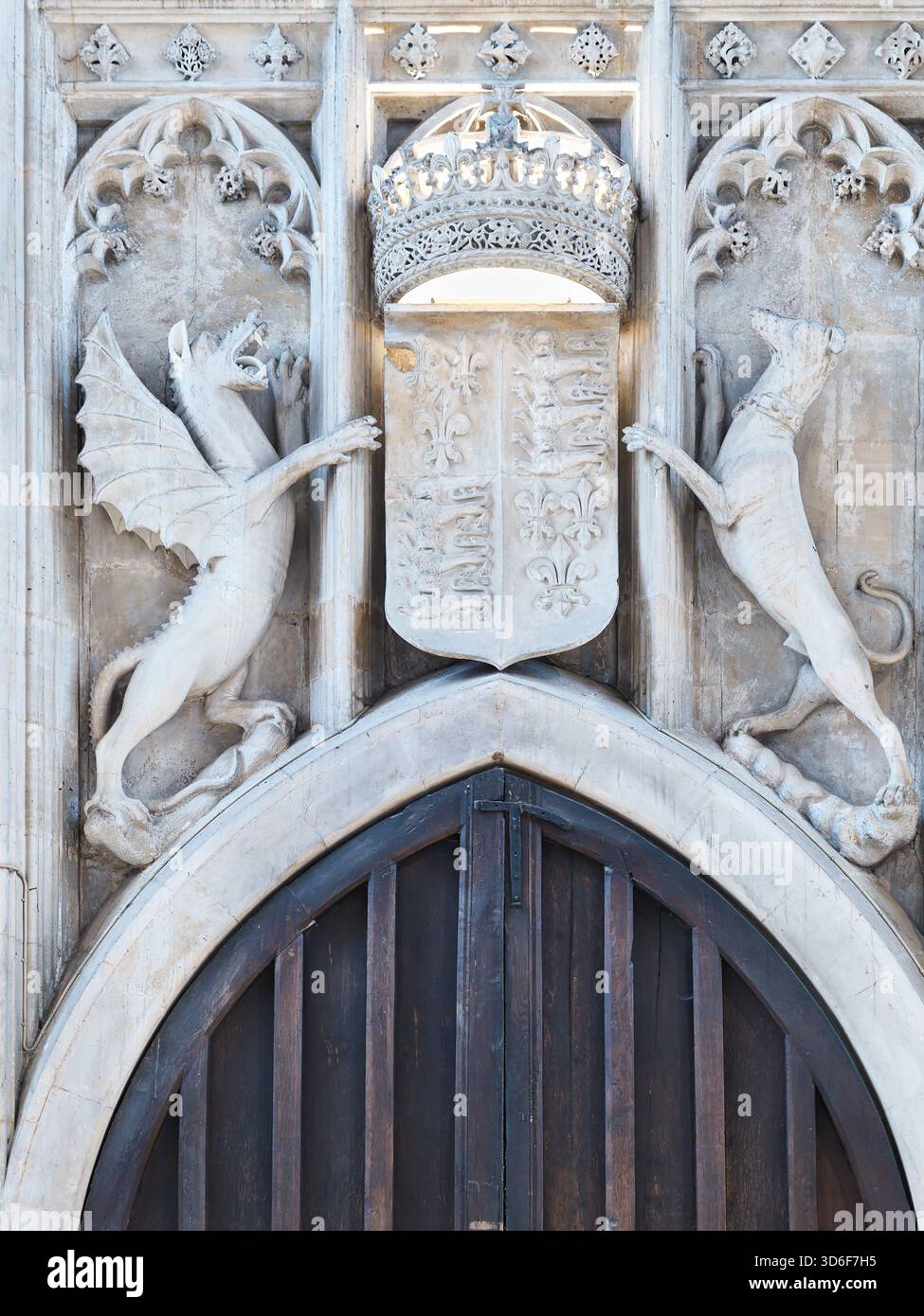 Sculptures en pierre, de symboles tudor (couronne, lévrier, dragon, armoiries), dans la chapelle chrétienne tudor du King's College, Université de Cambridge, Banque D'Images