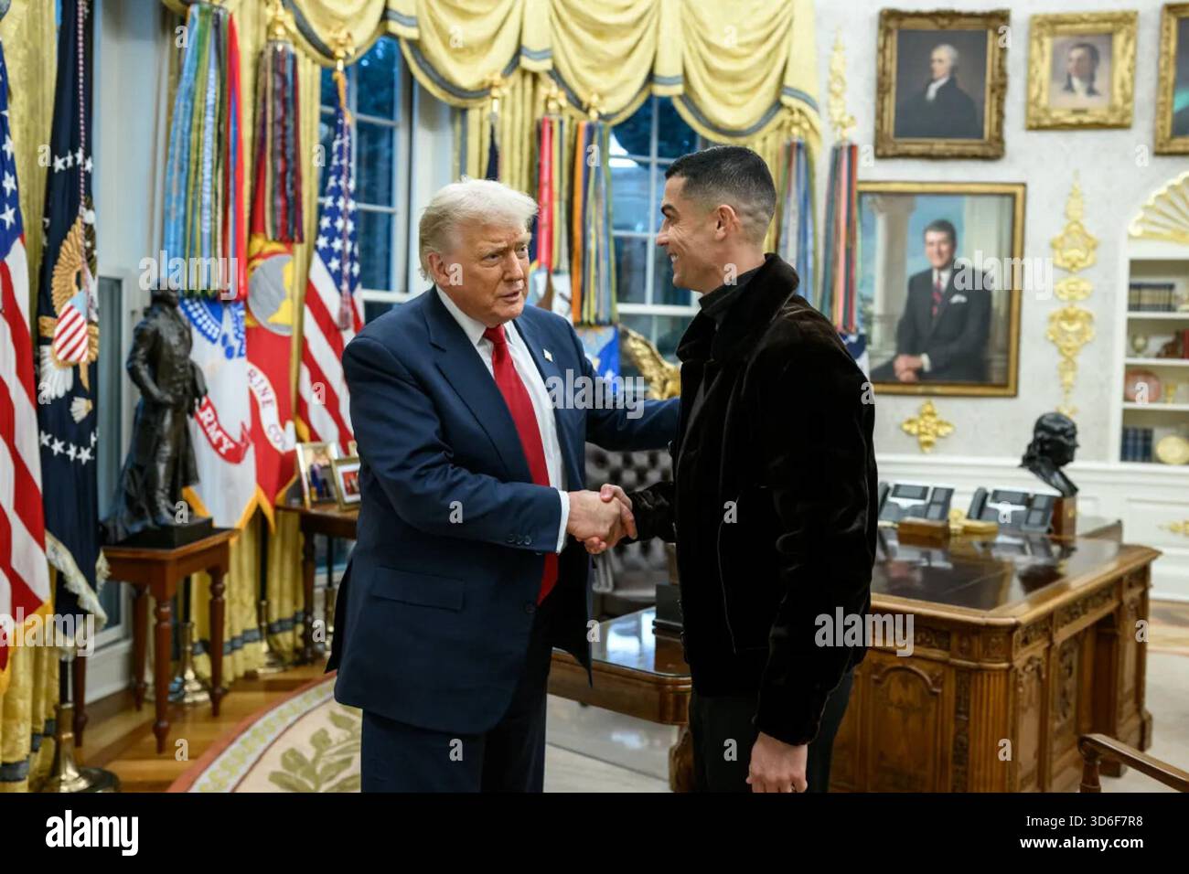 Le président Donald J. Trump serre la main du footballeur portugais Cristiano Ronaldo lors d’une réunion au Bureau ovale de la Maison Blanche le 18 novembre 2025. Image reproduite avec l'aimable autorisation de la Maison Blanche. Banque D'Images