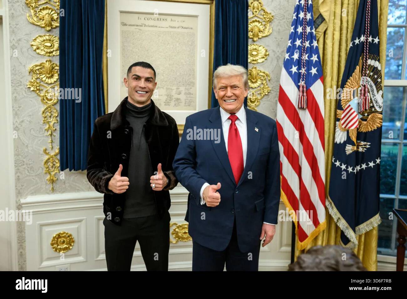 Le président Donald J. Trump et Cristiano Ronaldo font un geste de pouce levé dans le bureau ovale de la Maison Blanche le 18 novembre 2025. La Déclaration d'indépendance est affichée derrière eux. Image reproduite avec l'aimable autorisation de la Maison Blanche. Banque D'Images
