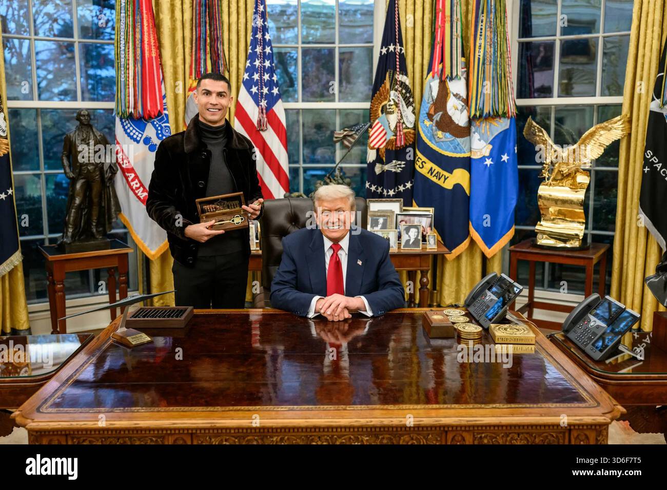 Le président Donald J. Trump remet une clé en or à la Maison Blanche à Cristiano Ronaldo lors de leur réunion du Bureau ovale à la Maison Blanche le 18 novembre 2025. Image reproduite avec l'aimable autorisation de la Maison Blanche. Banque D'Images