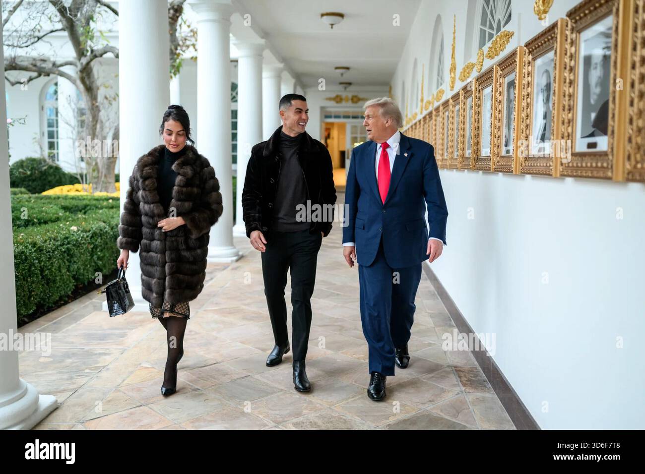 Le président Donald J. Trump marche avec Cristiano Ronaldo et Georgina Rodríguez à travers la Colonnade de l’aile ouest de la Maison Blanche le 18 novembre 2025. Image reproduite avec l'aimable autorisation de la Maison Blanche. Banque D'Images