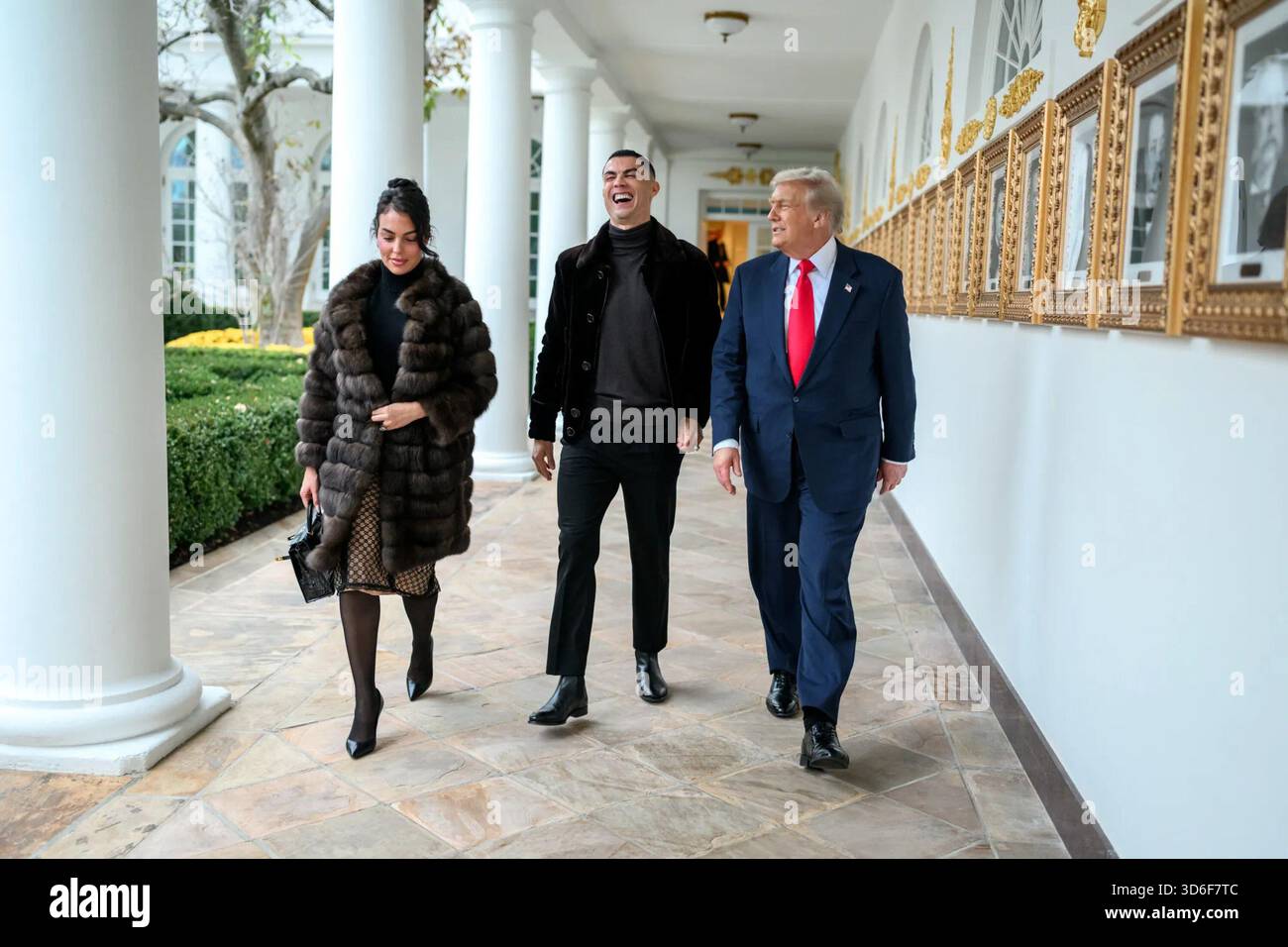Le président Donald J. Trump marche avec Cristiano Ronaldo et Georgina Rodríguez à travers la Colonnade de l’aile ouest de la Maison Blanche le 18 novembre 2025. Image reproduite avec l'aimable autorisation de la Maison Blanche. Banque D'Images