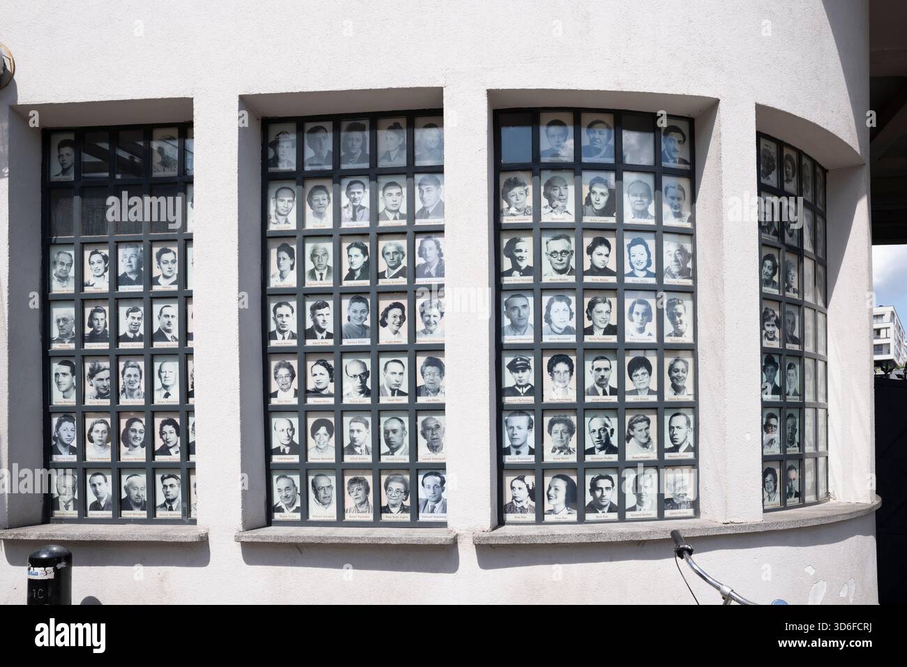 Photos de travailleurs à l'entrée de l'usine d'émail d'Oskar Schindler, aujourd'hui musée à Cracovie, Pologne. Banque D'Images