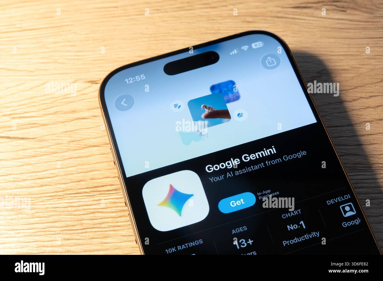 Ostrava, Tchéquie - 20 novembre 2025 : Apple App Store avec l'application mobile Google Gemini chatbot à installer Banque D'Images