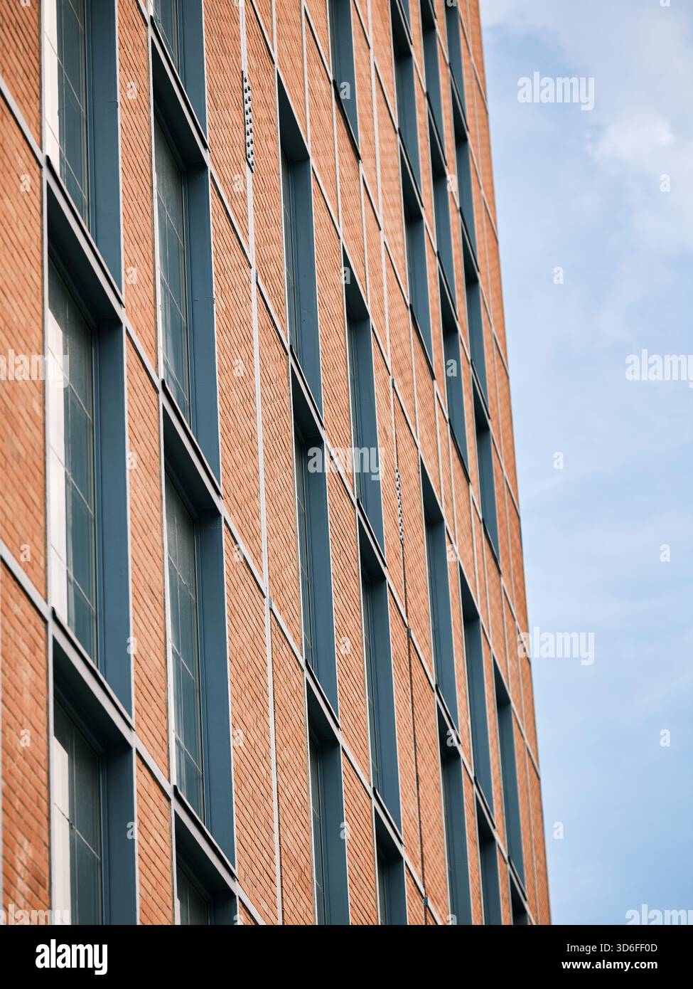Façade en brique moderne avec motif de fenêtre géométrique répétitif utilisé dans l'architecture et la conception d'entreprise Banque D'Images