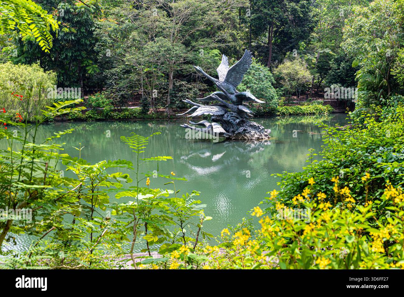 Sculpture dans le lac des cygnes dans les jardins botaniques de Singapour, Singapour, Asie du Sud-est Banque D'Images
