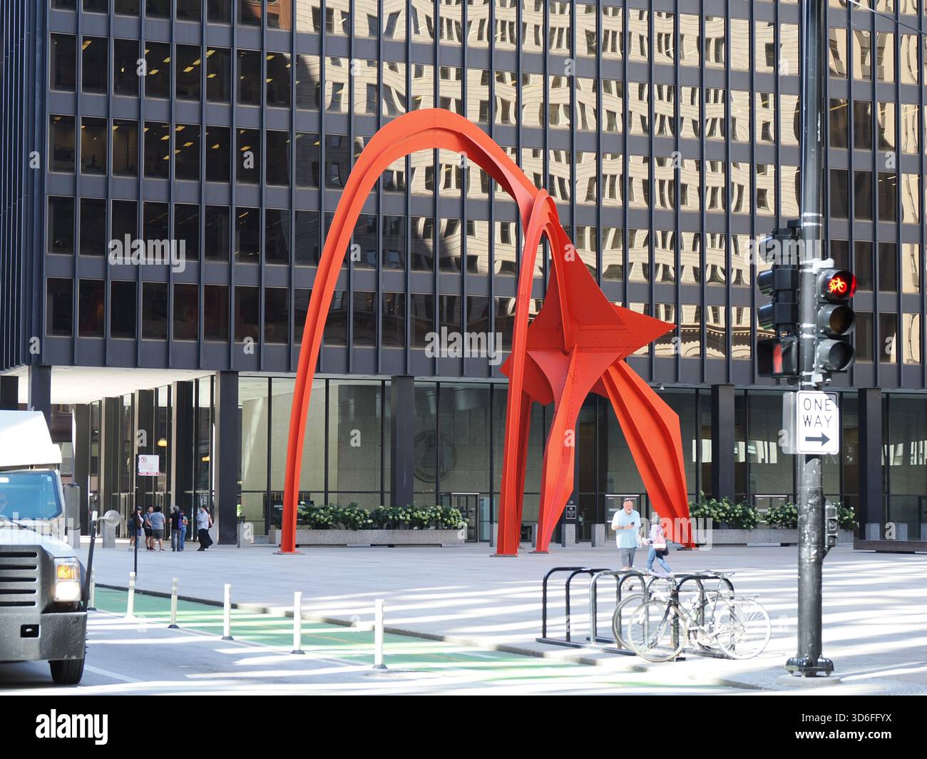 Chicago, il - 16 septembre 2025 : sculpture 'Flamingo' d'Alexander Calder située au Federal Center plaza dans le Loop. Banque D'Images