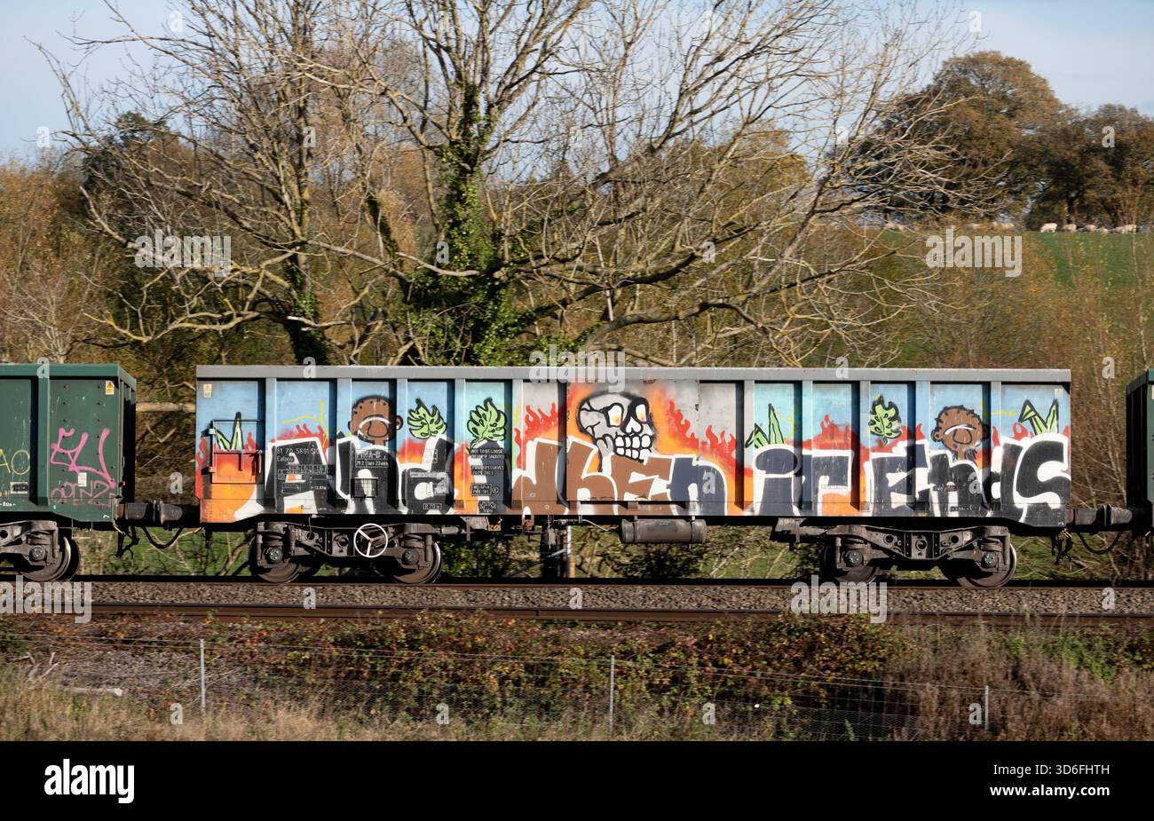 Wagon de chemin de fer avec graffiti, Warwickshire, Angleterre, Royaume-Uni Banque D'Images