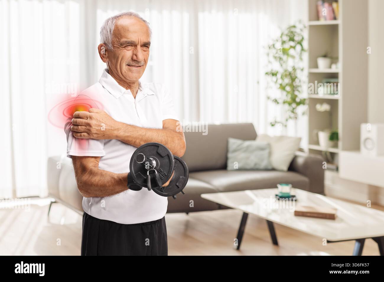 Homme âgé avec douleur dans l'exercice de l'épaule avec des poids à la maison Banque D'Images