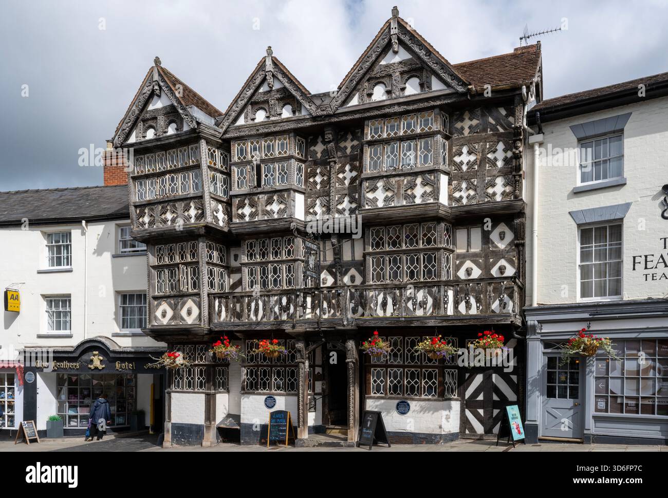 The Feathers Hotel , Bull Ring, Ludlow, Shropshire, Angleterre, Royaume-Uni - célèbre bâtiment classé Grade I connu pour son authentique façade Tudor à colombages. Banque D'Images