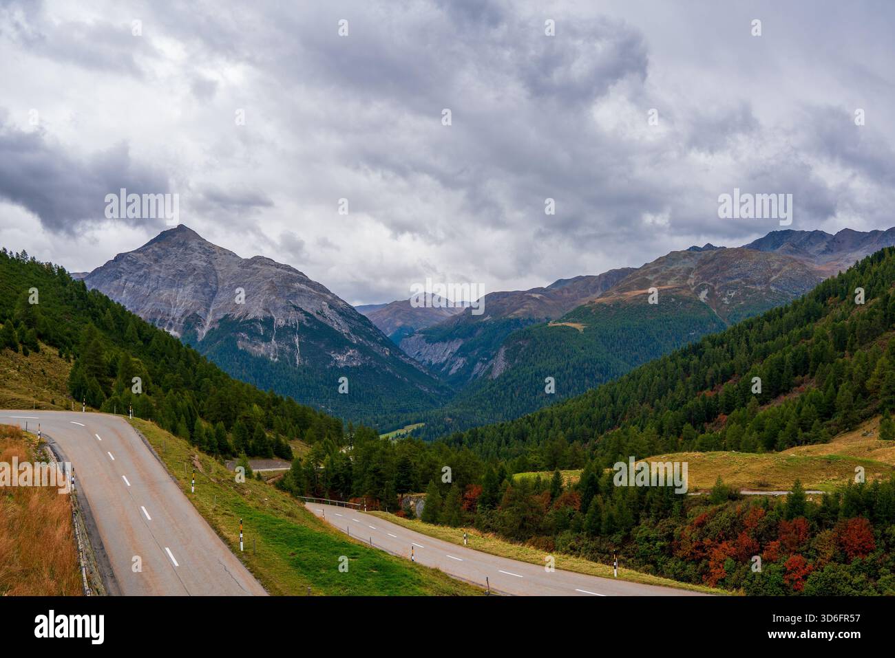 Vue panoramique sur les Alpes suisses en automne. Banque D'Images