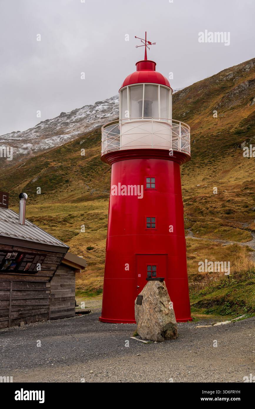 Vue d'un phare à Oberalpsee près d'Andermatt en Suisse. Banque D'Images