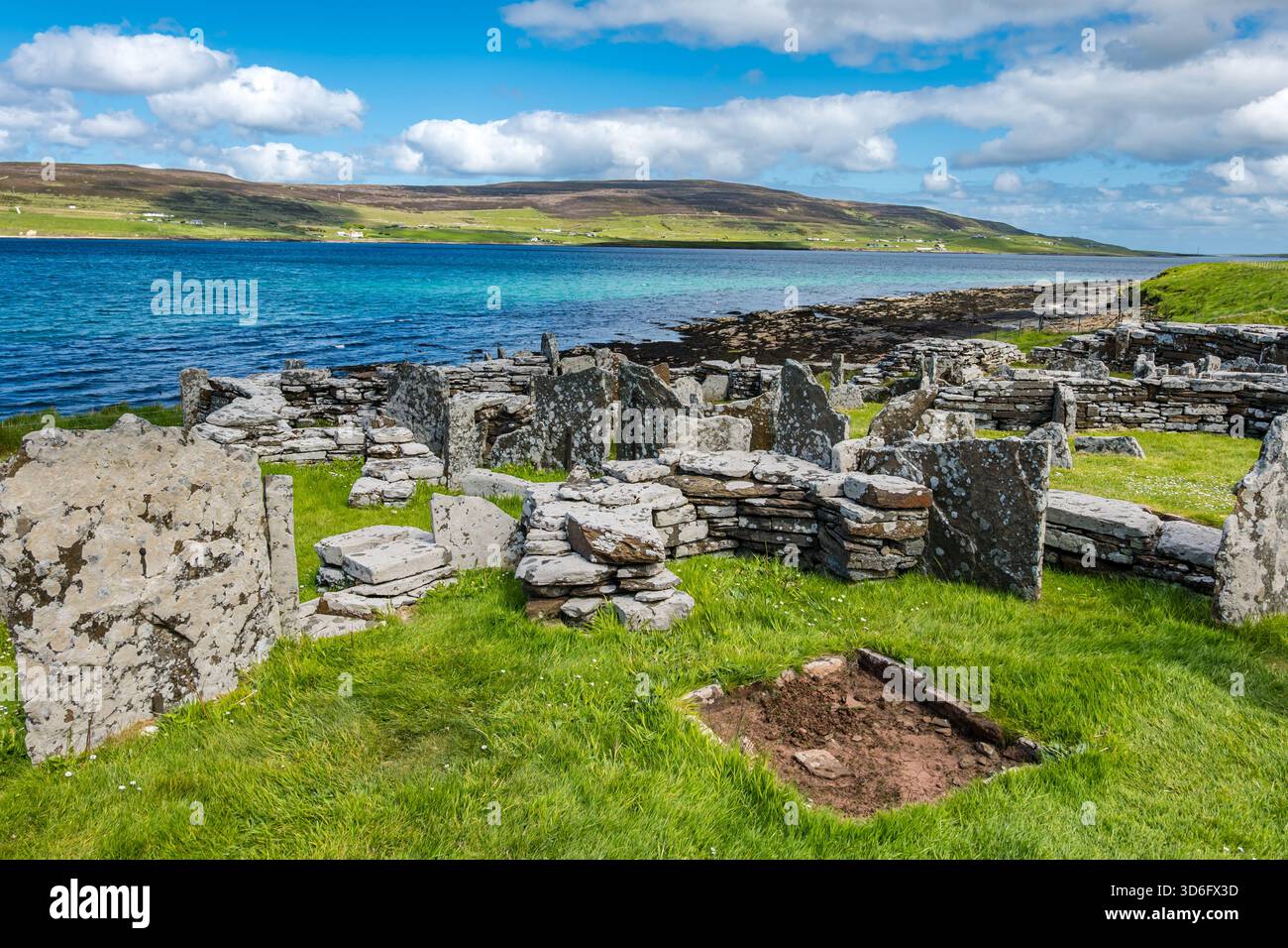 Colonie Pictish de l'âge de fer, Broch of Gurness avec vue sur l'île Rousay, Orcades, Écosse, Royaume-Uni Banque D'Images