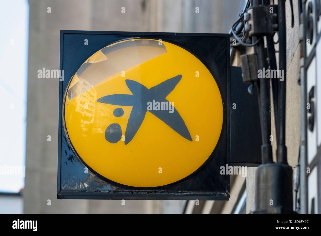 La plus grande banque d'épargne espagnole Caixa Bank (CaixaBank) signe logo vu en Espagne. Banque D'Images