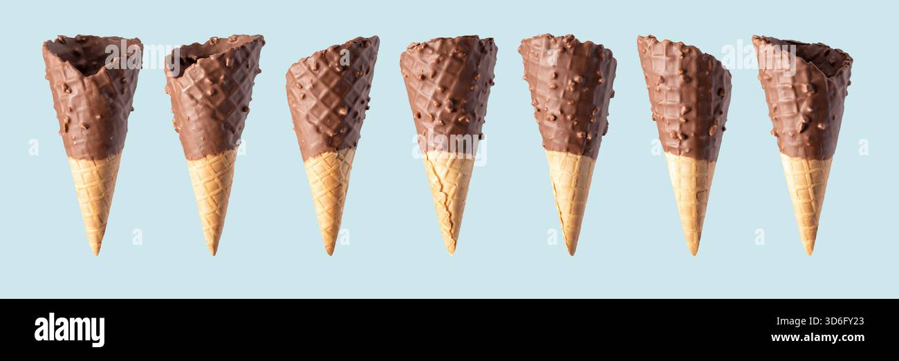 Ensemble de cônes vides de crème glacée de gaufrette avec du chocolat glacé sur fond bleu. Conception de bannière. Banque D'Images