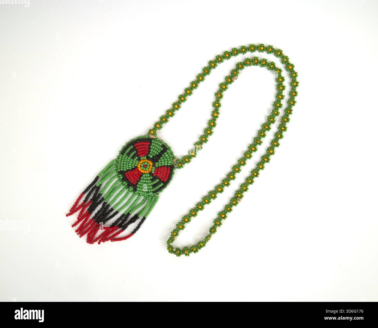 Véritable vintage des années 1960-70, Native American Hippy flower Power Thunderbird et collier de perles chaîne de fleurs. Banque D'Images